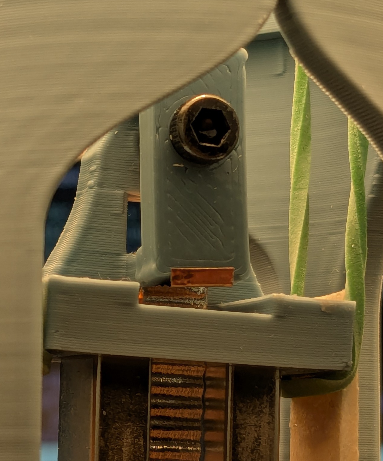 sorry about the angle. i didn't want to take the thing apart. a close-up shot of a ribbon clamp